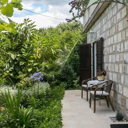 Maria Kolocep - Two Bedroom With Terrace And Garden View Apartman