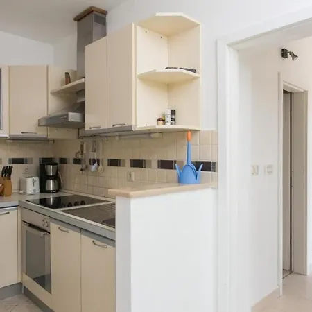 Maria Kolocep - Two Bedroom With Terrace And Garden View *